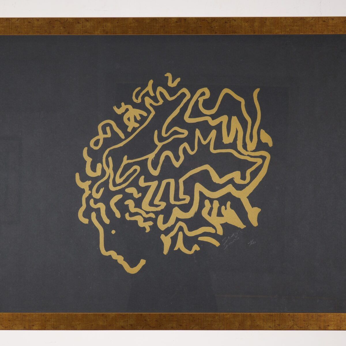 Rosto com animais compondo os cabelos