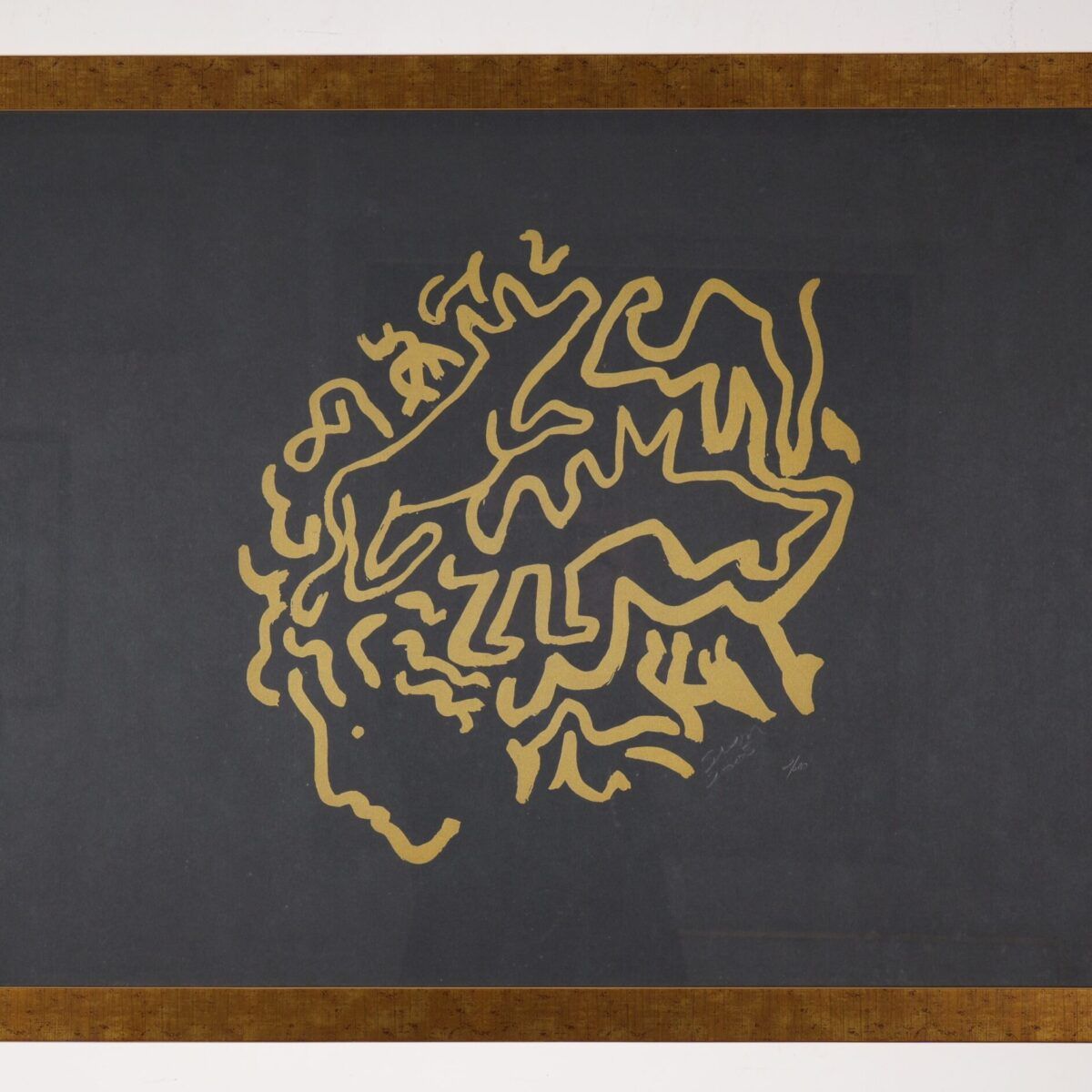 Rosto com animais compondo os cabelos